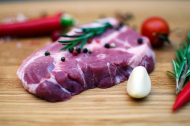 Çiğ et, pirzola, baharatlar, sarımsak, kırmızı biber, et yemekleri, yemek.