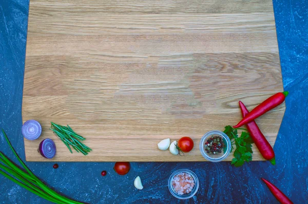 Légumes et épices bordure vintage et planche à découper vide — Photo