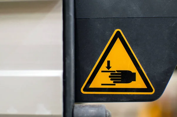 Znak ostrzegawczy na maszynach rolniczych. Nie wyciągaj rąk. Uszkodzenie rąk jest możliwe. — Zdjęcie stockowe
