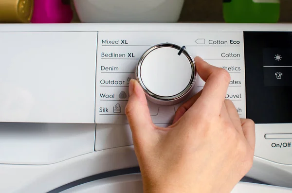 Tournage à la main du bouton du sèche-linge pour régler la température. — Photo