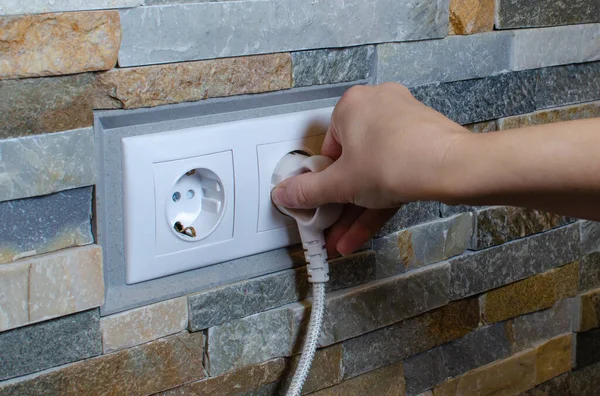 Duvarında elektrik prizi olan bir soket. Enerji tasarrufu kavramı