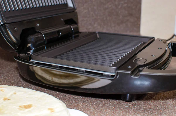 Electric grill on the background of the kitchen. Close-up. — Stock Photo, Image