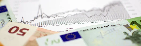 Documentos financieros y billetes en euros. Pago mensual . —  Fotos de Stock
