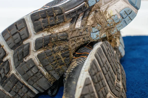 Sola suja depois de correr. Limpeza sujo tênis. — Fotografia de Stock