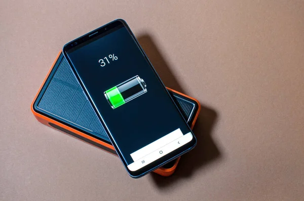 Turuncu güneş enerjisiyle şarj olan akıllı telefon, şarj seviyesi