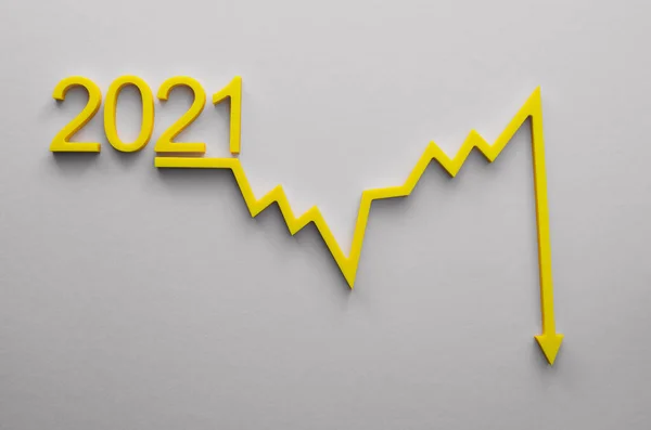 Un primo piano di un diagramma con una freccia gialla rivolta verso il basso. Simbolo correzione mercato azionario. Collasso dei prezzi. — Foto Stock