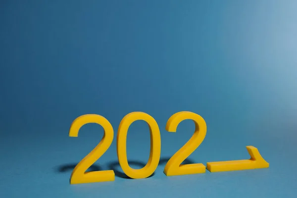 Ideen für Kreativität und Inspiration 2021. Zahlen für 2021 werfen Schatten auf blauem Hintergrund — Stockfoto