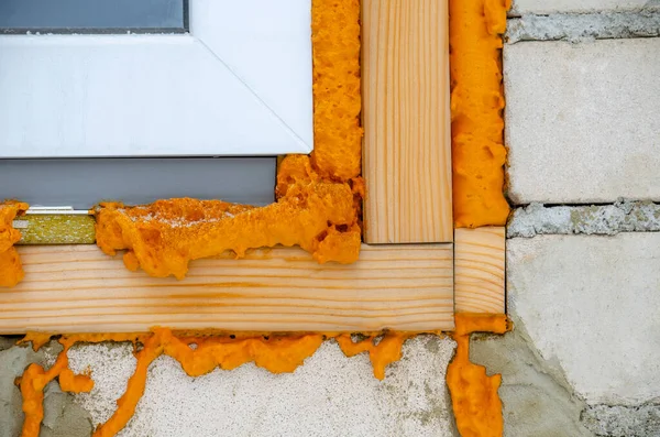 İnşaat köpüğü. Pencerede bir stroiteln köpüğü. Pencerede kurumuş köpük — Stok fotoğraf