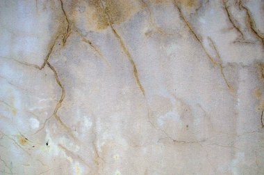 Boş eski duvar dokusu. Hasarlı alçılı bir binanın ön cephesi. Soyut web afişi. Boşluğu kopyala.