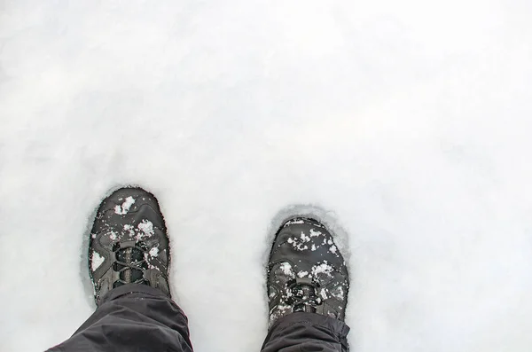 Bottes dans la neige, gros plan sur les chaussures de randonnée d'en haut — Photo