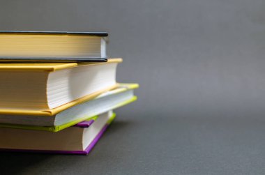 Siyah arkaplan üzerine yazılmış pek çok kitabın basit bir kompozisyonu. Okula dönelim. Eğitim konsepti. Boşluğu kopyala