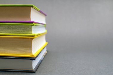 Siyah arkaplan üzerine yazılmış pek çok kitabın basit bir kompozisyonu. Okula dönelim. Eğitim konsepti. Boşluğu kopyala.