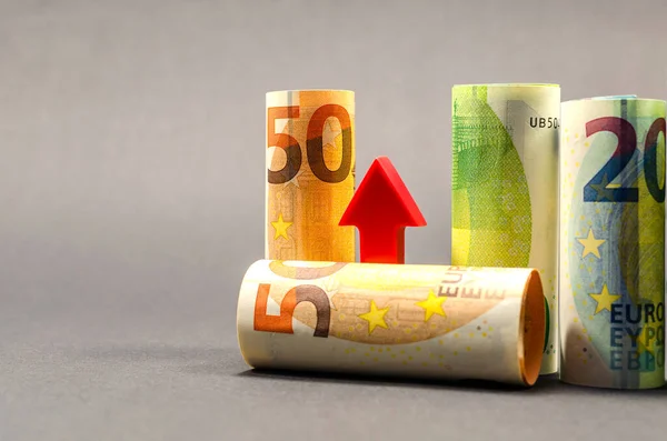 El crecimiento del euro, el aumento del valor. Concepto financiero y bancario. Primer plano —  Fotos de Stock