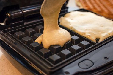 Waffle yapma süreci. Belçika waffle pişirme süreci.