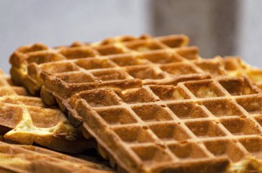 Ev yapımı Belçika waffle 'ları, masaya yakın plan waffle' lar..