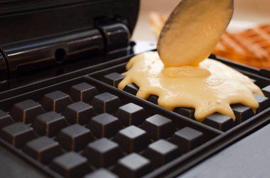 Malzemeli modern waffle makinesi, ev yapımı Belçika waffle 'ı..