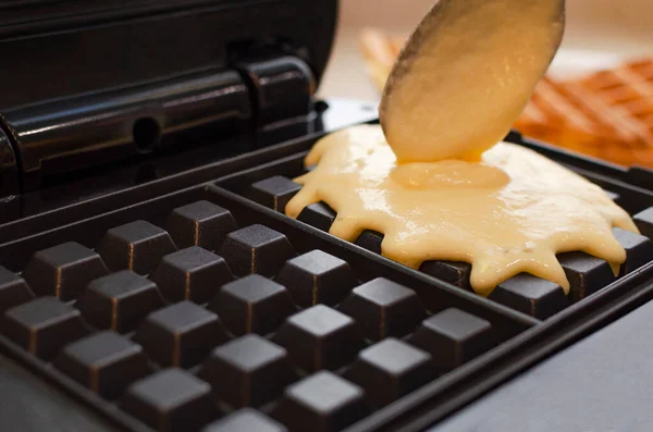 Malzemeli modern waffle makinesi, ev yapımı Belçika waffle 'ı..
