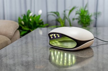 UV LED Çivi Kurutma Lambası. Masanın üzerinde. Çivi Bakımı Aygıtı