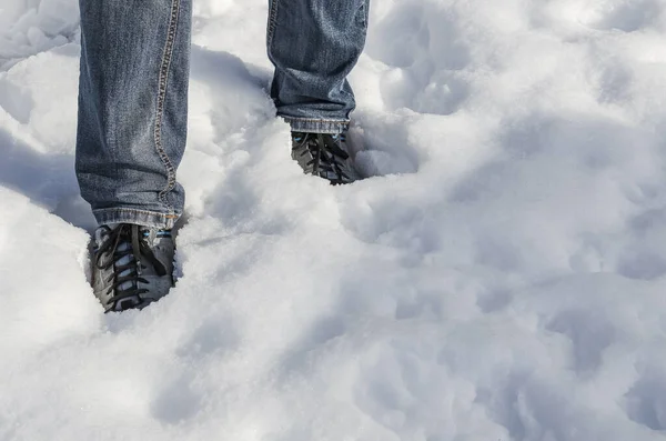 Bottes dans la neige, gros plan sur les chaussures de randonnée d'en haut — Photo