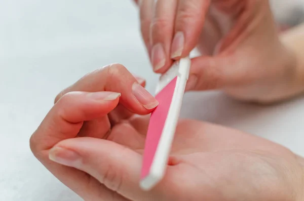 Mujer haciendo manicura con lima de uñas. Home concepto de cuidado de uñas —  Fotos de Stock