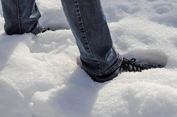 Bottes dans la neige, gros plan sur les chaussures de randonnée d'en haut — Photo