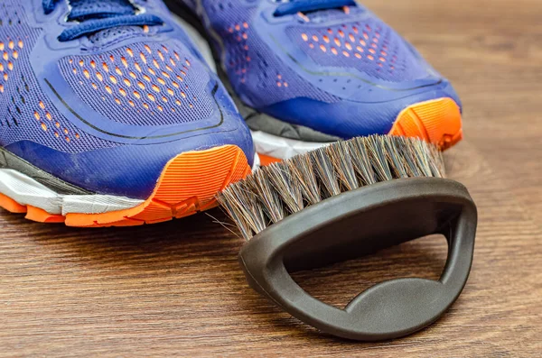 Καθαρίζω βρώμικα αθλητικά παπούτσια μετά την προπόνηση. Πλύνε βρώμικα παπούτσια. Πλύνε τα παπούτσια σου. Καθαρισμός μονοπάτι σας τρέχει παπούτσι. — Φωτογραφία Αρχείου