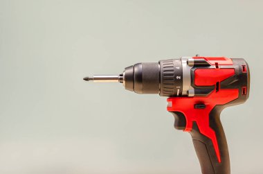 Siyah arka planda kırmızı kablosuz matkap. Sıkıştırma aracını boş ver