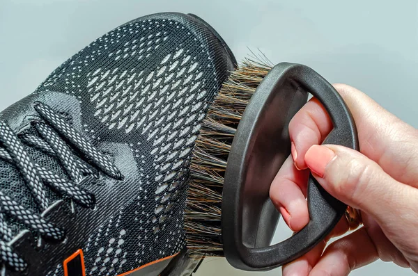 Sportcipőt tisztít, cipőt tisztít ecsettel. Cipő futás után. — Stock Fotó