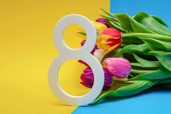 8 Mart, tebrikler, uluslararası kadınlar günü. Renkli bir arka planda çiçekler, metin için bir yer. Reklam ve kartpostallar için uygun, tebrikler. Boşluğu kopyala