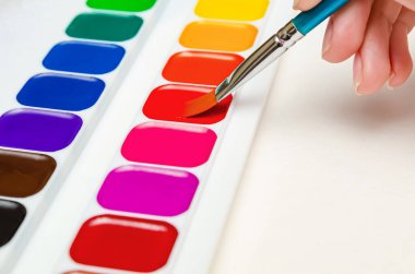 Anaokulunda resim dersi. Resim öğretmeni suluboya resim çizer. Çizim dersi