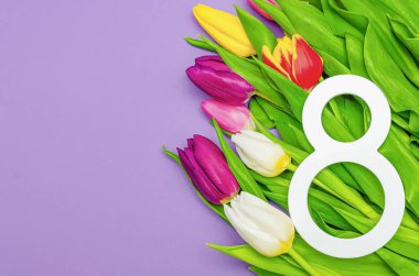 Kadınlar Günü, 8 Mart, tebrikler, renkli arka planda çiçekler, mesaj için yer. Reklam için, kartpostallar için, tebrikler. Boşluğu kopyala