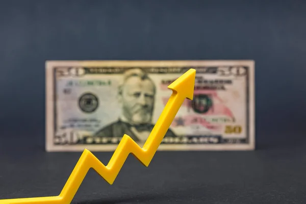 Dolar enflasyonu, dolar değer kaybı, Amerikan para biriminin alım gücünde düşüş. Uzayı kopyala Siyah arkaplan ve yukarı ok üzerine 50 dolarlık banknot.