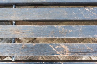 Eski tahtalar. Bir bankta aşınmış ve yıpranmış tahtaların yakın çekimi. Reklam panosu, kartpostal, tasarım için arka plan olarak.