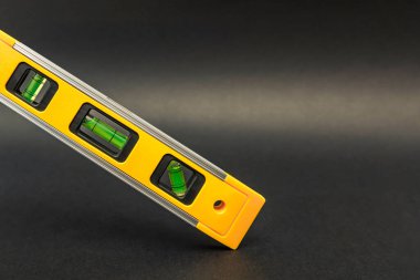 Bina seviyesi sarı ve siyah arka planda. Yapı aracı, posta kartı ya da poster için basılabilir, metin için yer