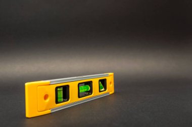 Bina seviyesi sarı ve siyah arka planda. Yapı aracı, posta kartı ya da poster için basılabilir, metin için yer