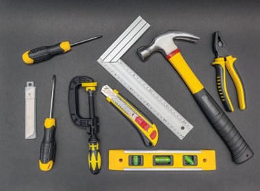 Alet takımı. Siyah arkaplanda mekanik araçların üst görünümü.