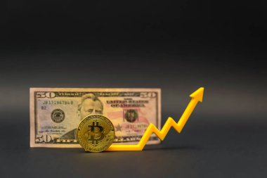 Bitcoin fiyatı, kripto para birimi değeri. Yukarı ok, grafik, sembol. 50 dolarlık banknotun arka planında Bitcoin para, siyah arka planda.