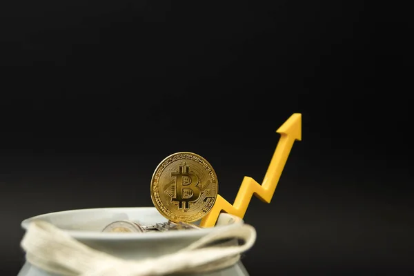 Kripto para birimi fiyatı. Kripto para biriminin dalgalanmaları ve tahminleri. Fiyat grafiğindeki bitcoin para yukarı işaret ediyor. Siyah arkaplanda, boşluğu kopyala