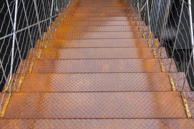 Paslı, ıslak, metal merdivenler aşağıya iniyor, karanlığa inen merdivenler, korku, tehlike, yazı için yer