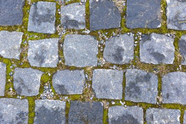 Granit taşlarla döşenmiş eski yol, üst manzara.