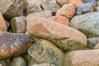 Büyük taşların yakın plan doğal arka planı. Taşlar farklı boyutlarda gri..