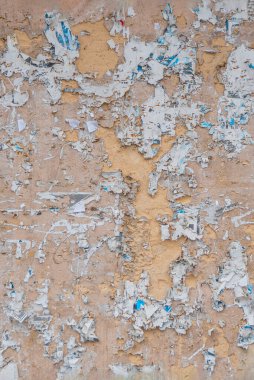 Eski ilan tahtası. Yırtık ilan panosu yatay olarak asılmış eski bir sokak afişi. Açık hava duyuru panosu veya yıpranmış reklam mesajı içeren kontrplak paneli