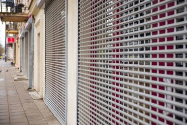 Şehirdeki virüs salgını nedeniyle pazardaki bütün dükkanlar kapalı.