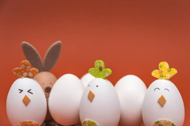 Paskalya bahar kartı, turuncu arka planda renkli tavşan ve tavuk. metin için yeri olan yazılabilir kart.