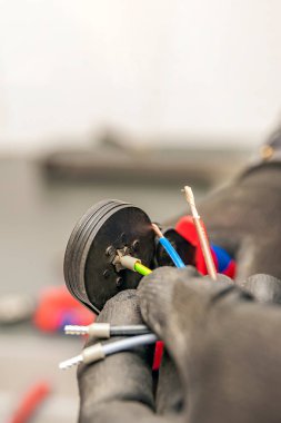 Kablo kesme aracı. Yakından çekerim. Adamın biri tel tutacağı tutuyor. Elektrikçi için ekipman. Boşluğu kopyala. Dikey fotoğraf