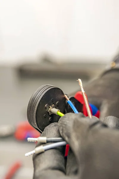 Wire crimping tool. Close-up crimper. A man holds a wire crimper. Equipment for the electrician. Copy space.vertical photo — Stock Photo, Image