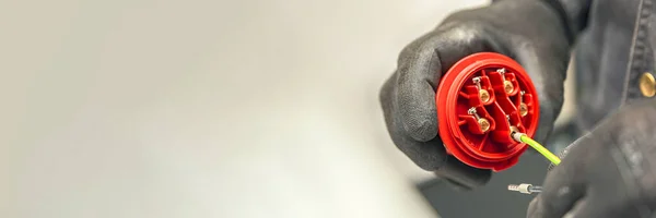 Hochspannungsstecker. Ein Elektriker mit Schutzhandschuhen schließt den 380-V-Hochspannungsstecker an. Panoramafoto — Stockfoto