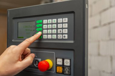 CNC makinesini programlama süreci. Bilgisayar kontrollü bir makineye veri girişi. CNC makine operatörü veriye giriyor.