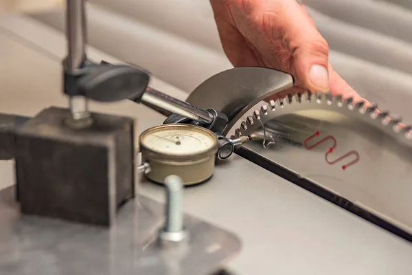 Marque el indicador con base magnética. Medición, ajuste y equilibrado de la vibración del eje del disco de corte para máquinas de carpintería. —  Fotos de Stock