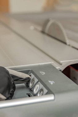 Marangozluk makinesini çalıştırdığında marangozun eli marangozluk makinesini çalıştırır. Mobilya ve ahşap ürünleri üretimi. CNC 'yi açıyorum